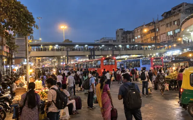 Evening crowd and buses near the Majestic bus station