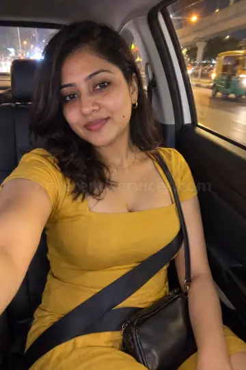 The same Bangalore escort on her way to you in a white cab at night